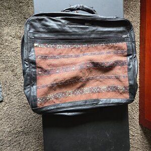 Kimi garment bag. In excellent condition. Leather handle, zipper close.